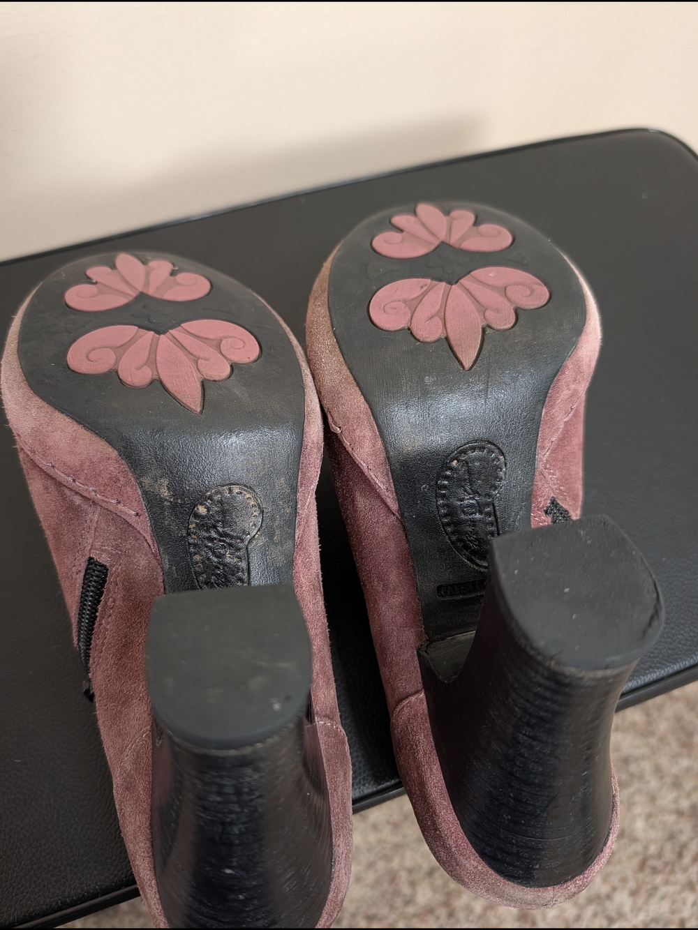 Born Crown 8 Mauve Suede Button‎ Accent Ankle Boots - Picture 9 of 10